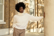 Lade das Bild in den Galerie-Viewer, Elena Sweater - VUUNA Essential
