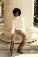 Lade das Bild in den Galerie-Viewer, Elena Sweater - VUUNA Essential
