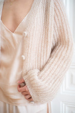 Lade das Bild in den Galerie-Viewer, Cardigan Mia Beige - VUUNA Essential

