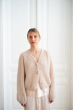 Lade das Bild in den Galerie-Viewer, Cardigan Mia Beige - VUUNA Essential
