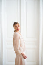 Lade das Bild in den Galerie-Viewer, Cardigan Mia Beige - VUUNA Essential
