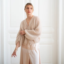 Lade das Bild in den Galerie-Viewer, Cardigan Mia Beige - VUUNA Essential
