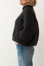Lade das Bild in den Galerie-Viewer, Helen Sweater Dark Gray - Vuuna &amp; Melanie
