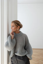 Lade das Bild in den Galerie-Viewer, Helen Sweater Light Ice Gray - Vuuna &amp; Melanie
