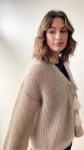 Load and play video in Gallery viewer, Cardigan Savoy Beige - VUUNA Essential
