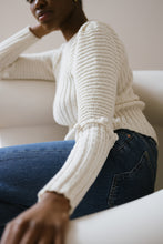 Lade das Bild in den Galerie-Viewer, Tasky Sweater White
